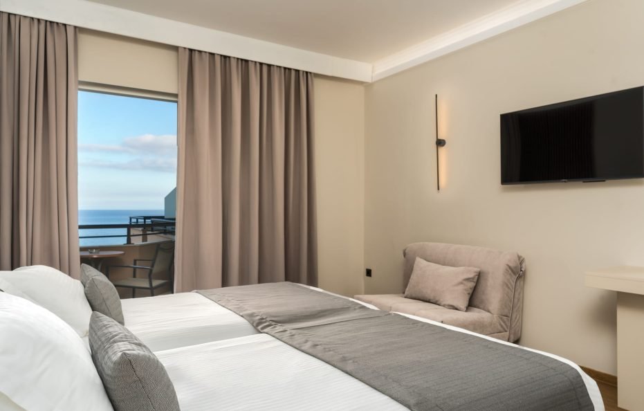 Double or Twin room with Sea view