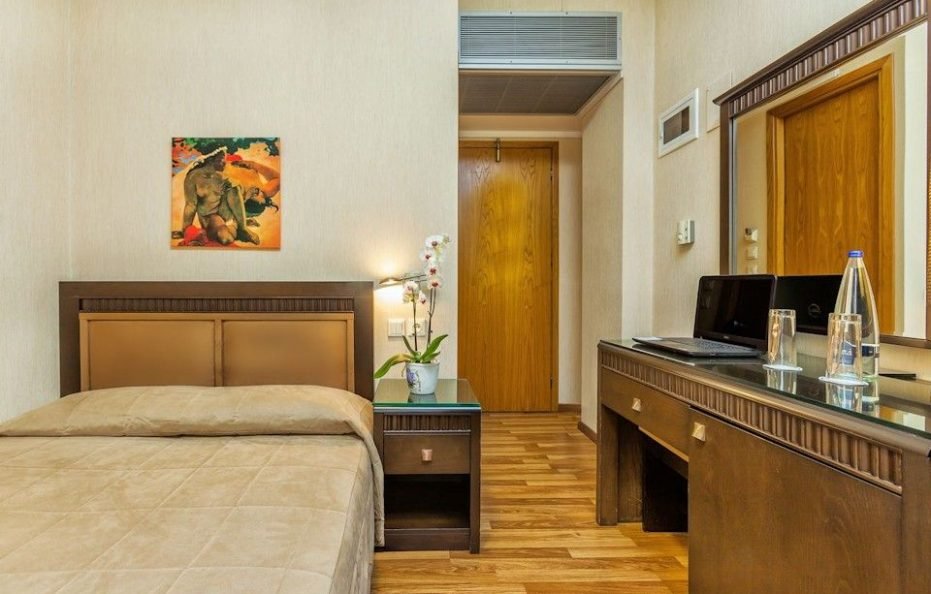 SINGLE ROOM