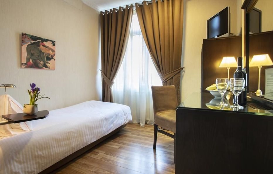 SINGLE ROOM